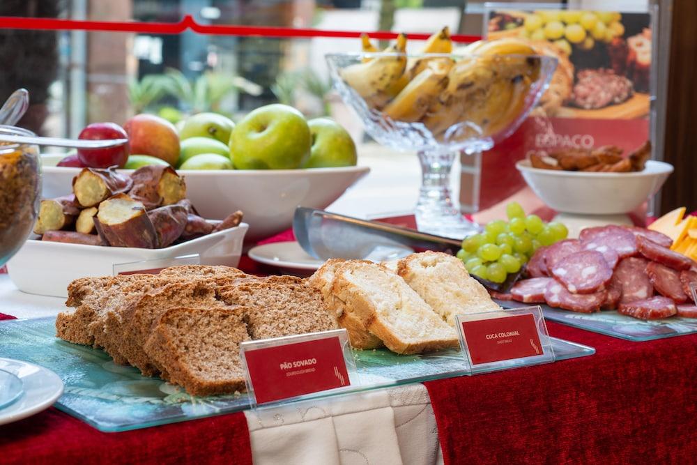 Hotel Laghetto Stilo Centro Gramado Exterior photo A buffet