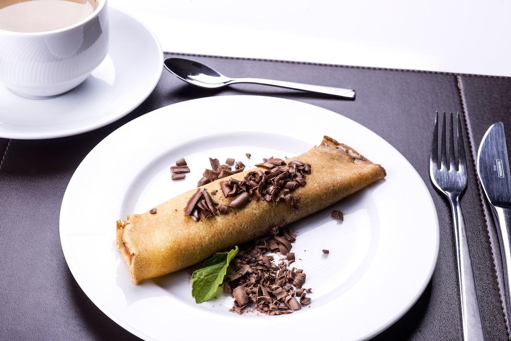 Hotel Laghetto Stilo Centro Gramado Exterior photo A chocolate spring roll