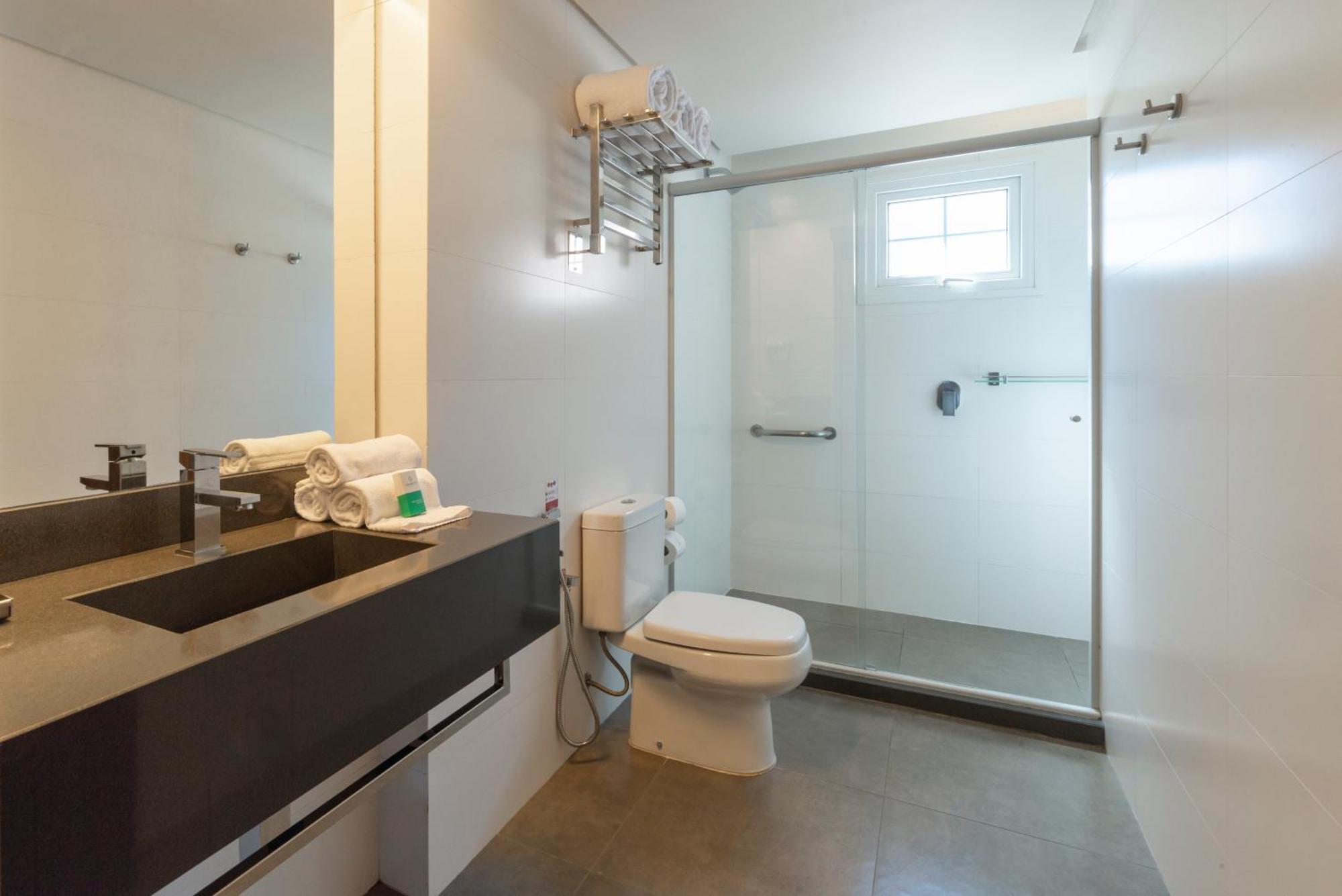 Hotel Laghetto Stilo Centro Gramado Exterior photo A bathroom with a shower enclosure