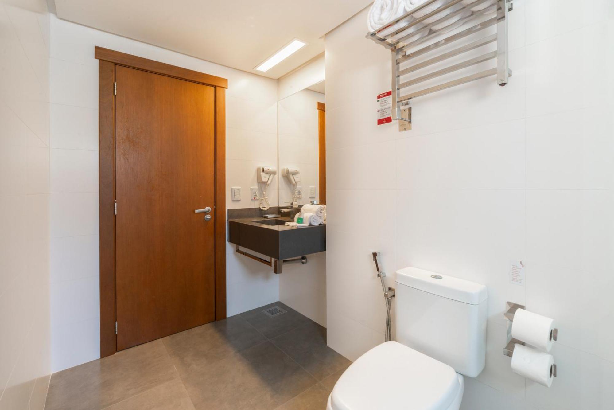 Hotel Laghetto Stilo Centro Gramado Exterior photo Bathroom