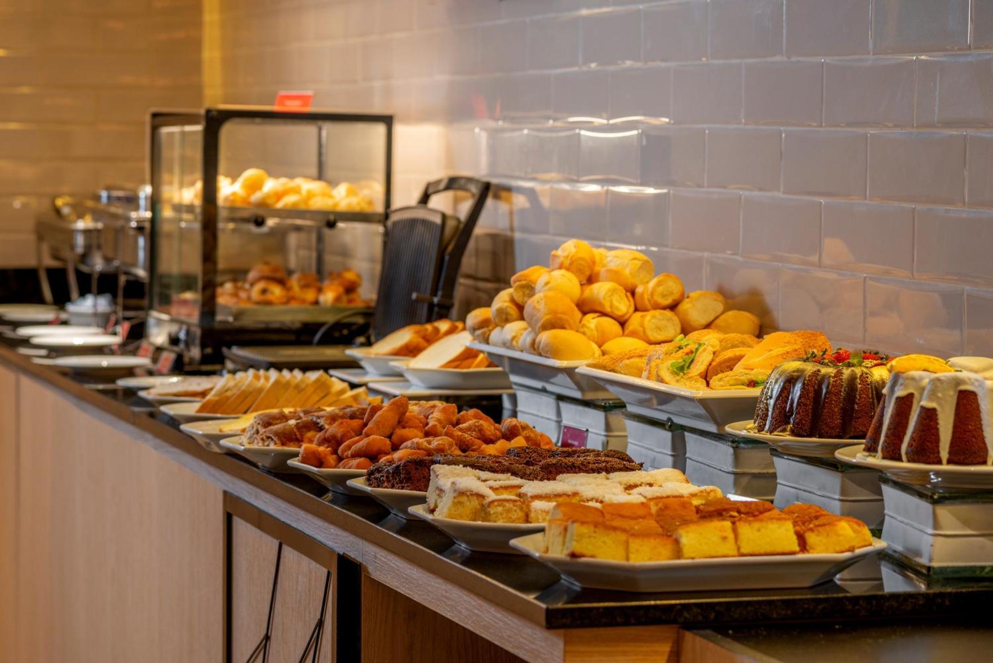 Hotel Laghetto Stilo Centro Gramado Exterior photo A selection of pastries at a buffet