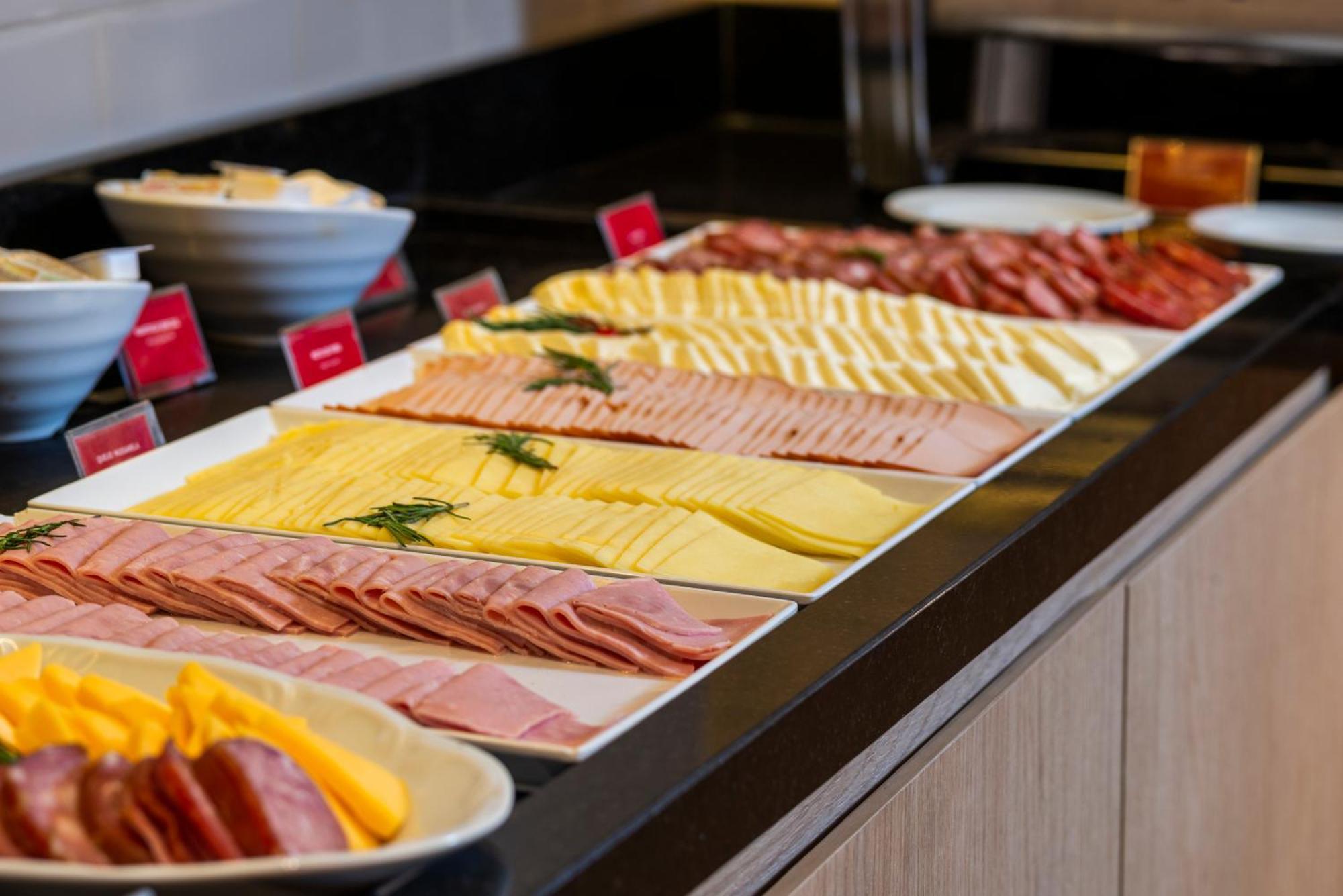Hotel Laghetto Stilo Centro Gramado Exterior photo A selection of cold cuts