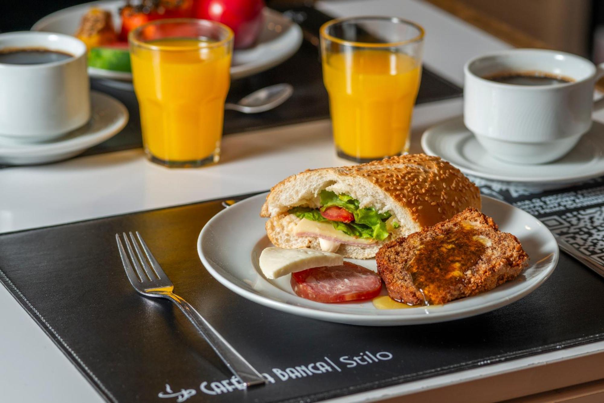 Hotel Laghetto Stilo Centro Gramado Exterior photo A typical breakfast at the airport