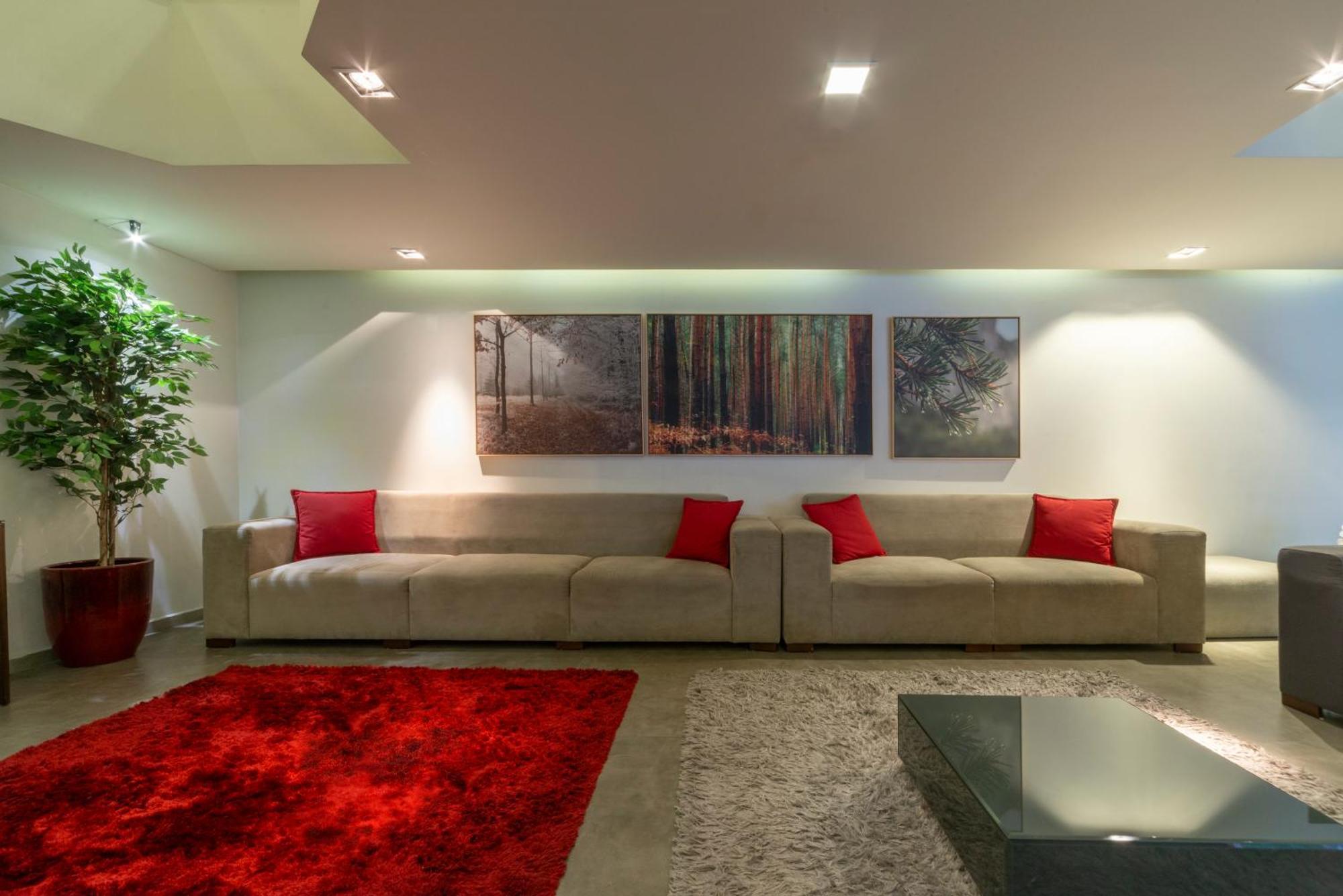 Hotel Laghetto Stilo Centro Gramado Exterior photo A living room with a red carpet