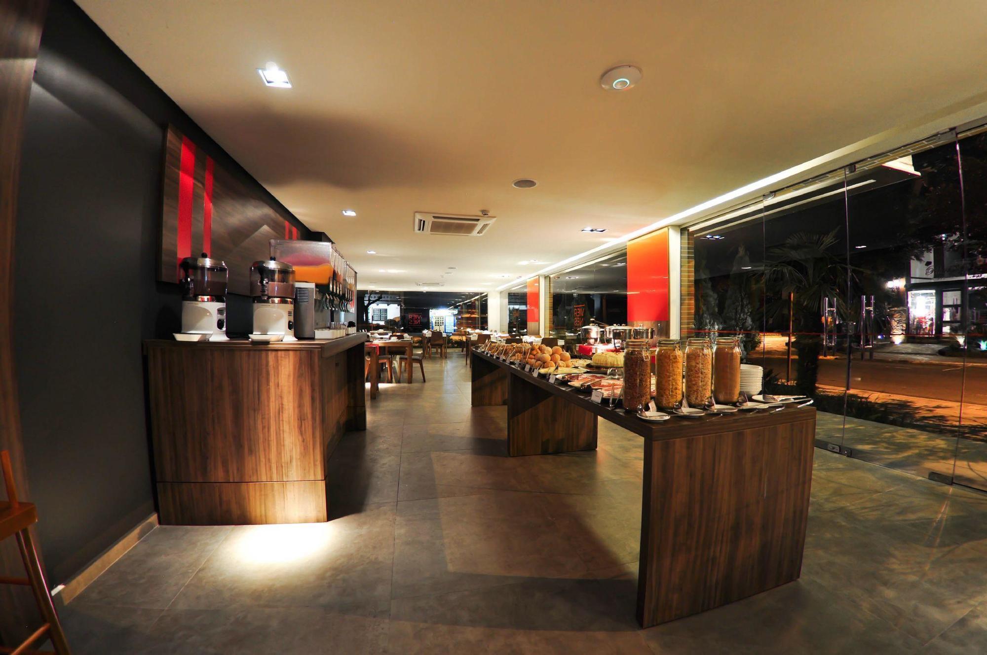 Hotel Laghetto Stilo Centro Gramado Exterior photo The interior of a typical buffet restaurant