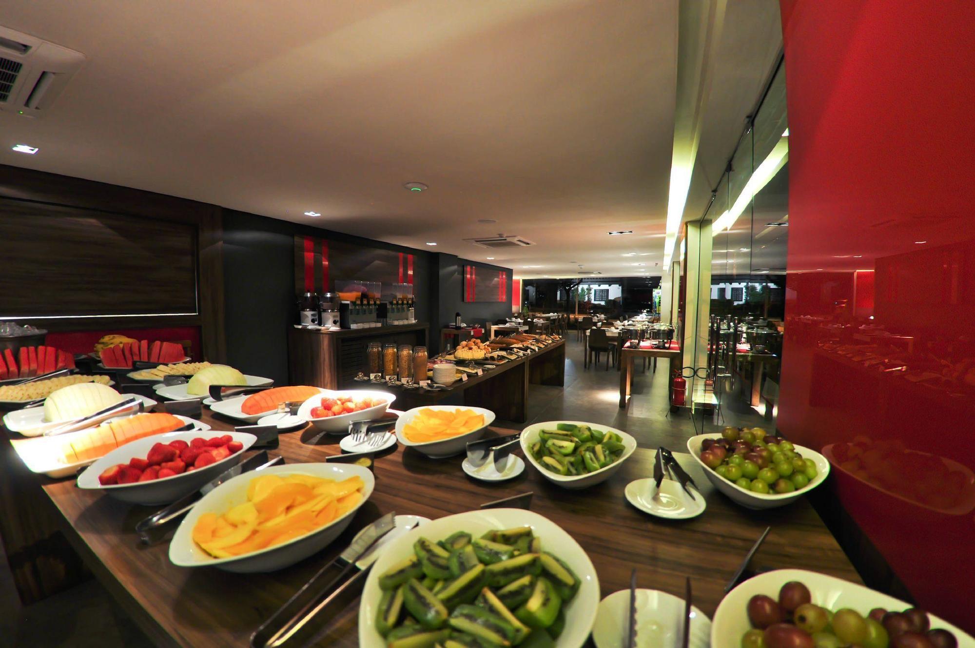 Hotel Laghetto Stilo Centro Gramado Exterior photo A buffet at a hotel