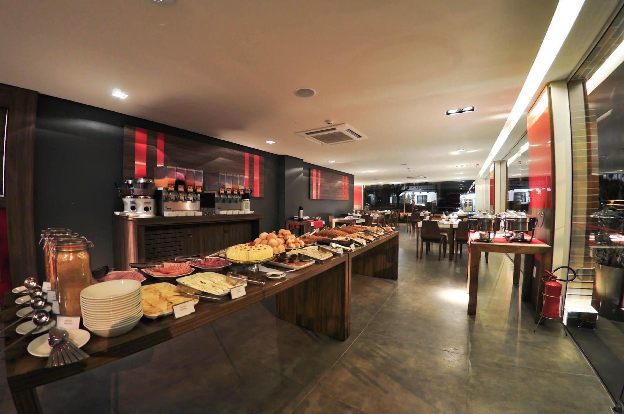 Hotel Laghetto Stilo Centro Gramado Exterior photo The buffet at the hotel