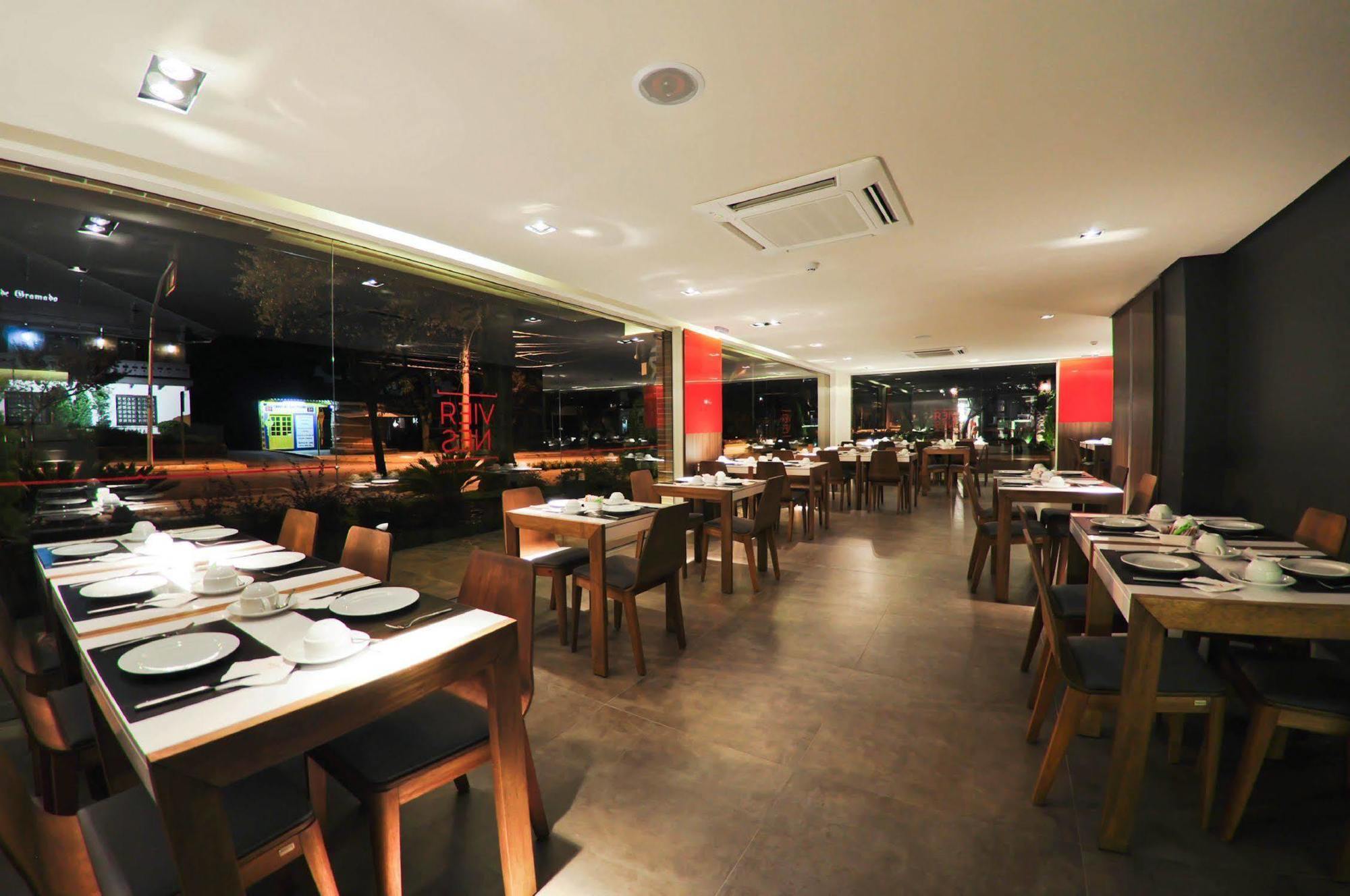 Hotel Laghetto Stilo Centro Gramado Exterior photo Interior of a restaurant in Singapore